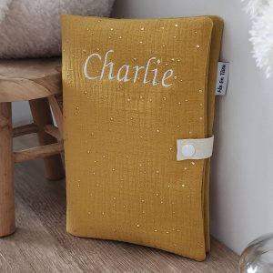 Protège carnet de santé bébé personnalisé en double gaze de coton moutarde
