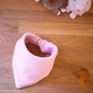 Bavoir bandana réversible Gaze de coton rose dragée et velours