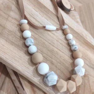 Collier d’allaitement blanc marbré