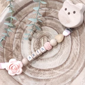 Attache tétine fantaisie rose cœur en bois