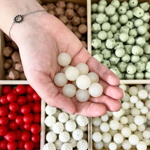 Lot de 10 perles crème à paillettes – existe en plusieurs formes